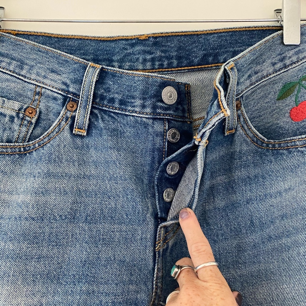 Levi’s 501 button fly with cherry embroidery - Picture 5 of 15